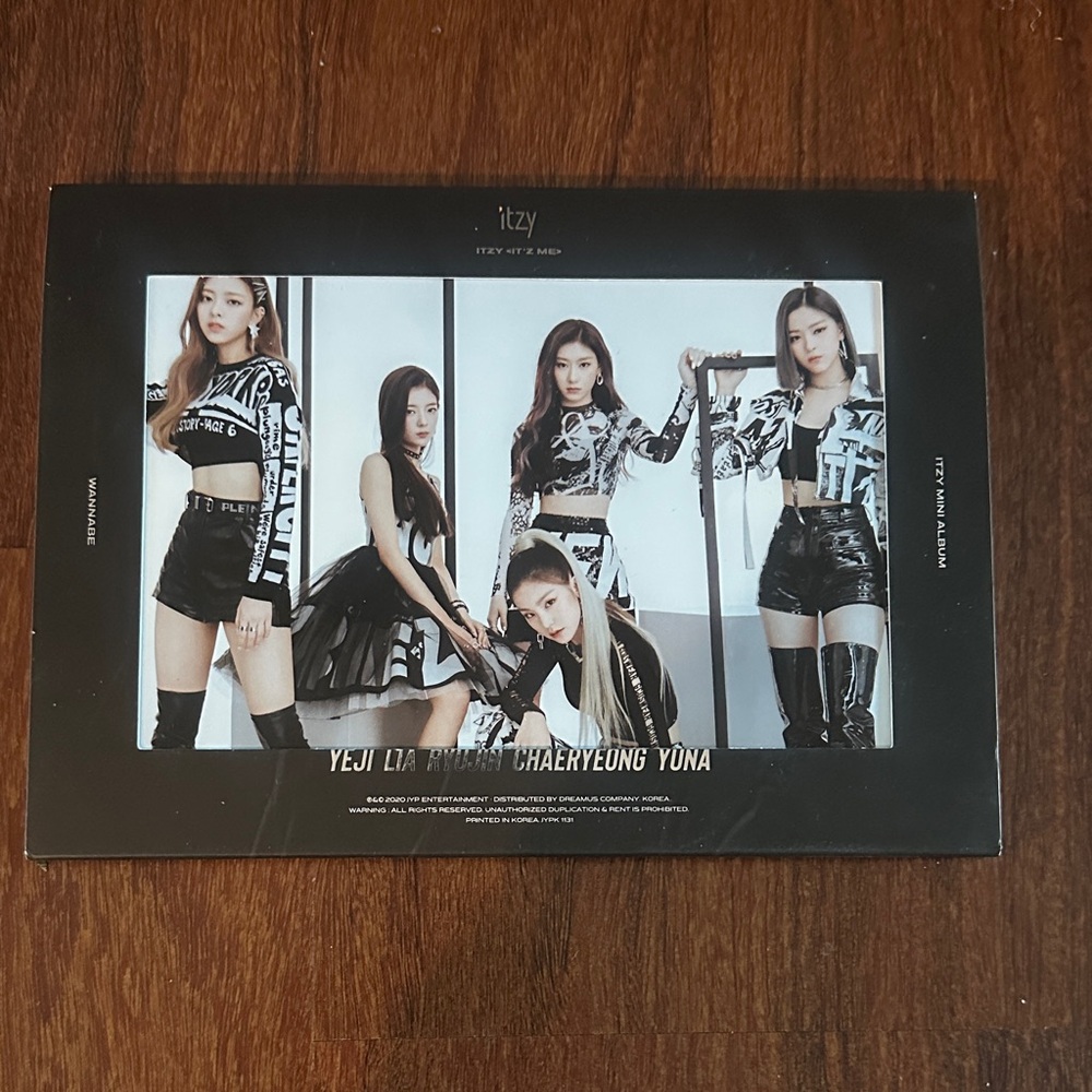 ITZY Wannabe K-pop Album It’z Version + photocards + preorder postcards